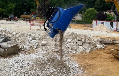 Phase de concassage avec les gravats qui tombent en "poussière".