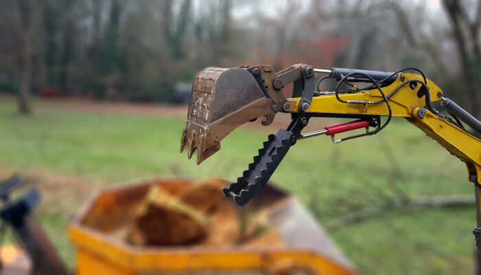 Pouce de manutention hydraulique sur pelle